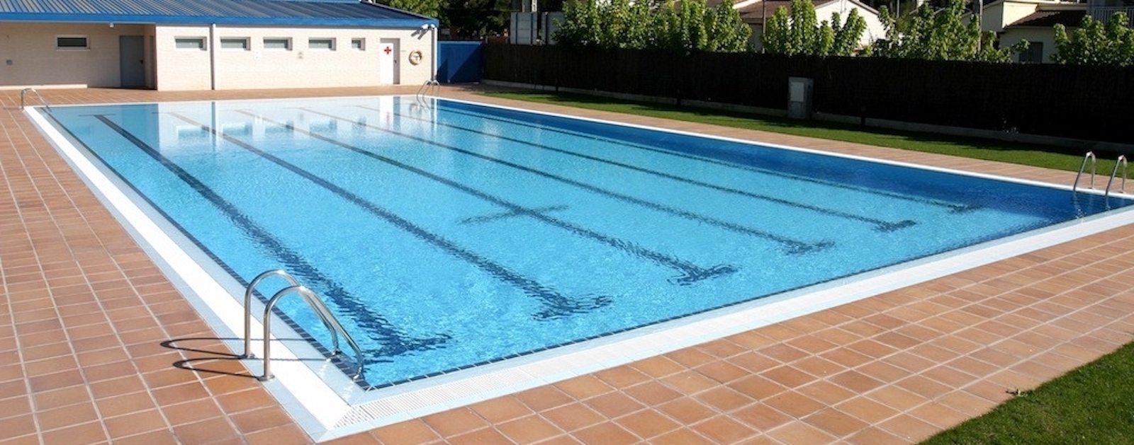 Reixa perimetral AstralPool per a piscina desbordant